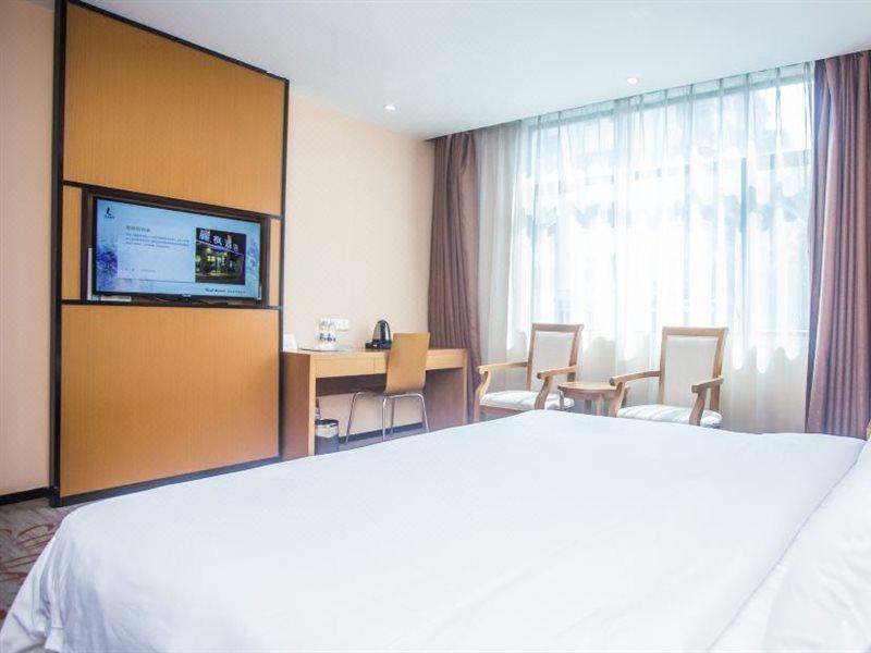 Lavande Hotel Tianhe Gangding Subway Station Branch Гуанчжоу Экстерьер фото